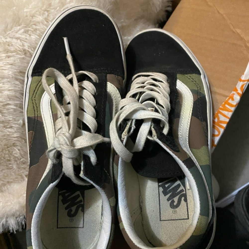 Tennis shoes